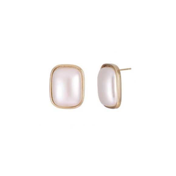 Poshmark profile picture for @intelligently